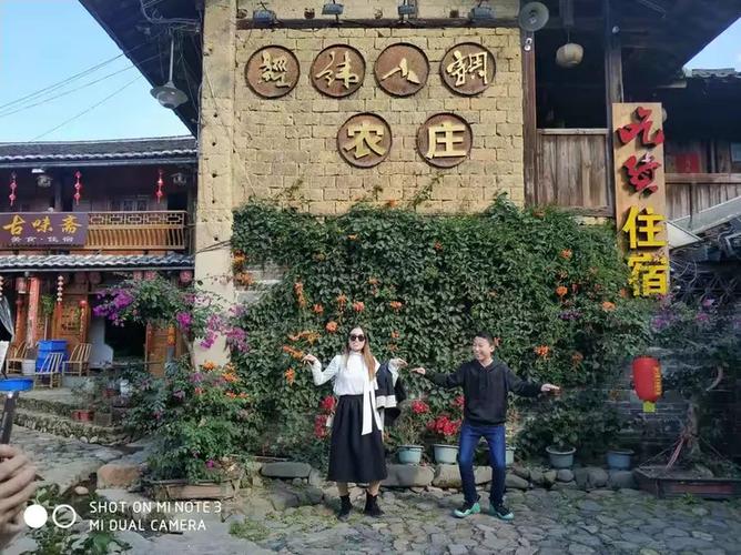 里缱绻一似长溪万斛柔情质朴天然风骨树轮百年倾泻一如古榕千寻诗意在
